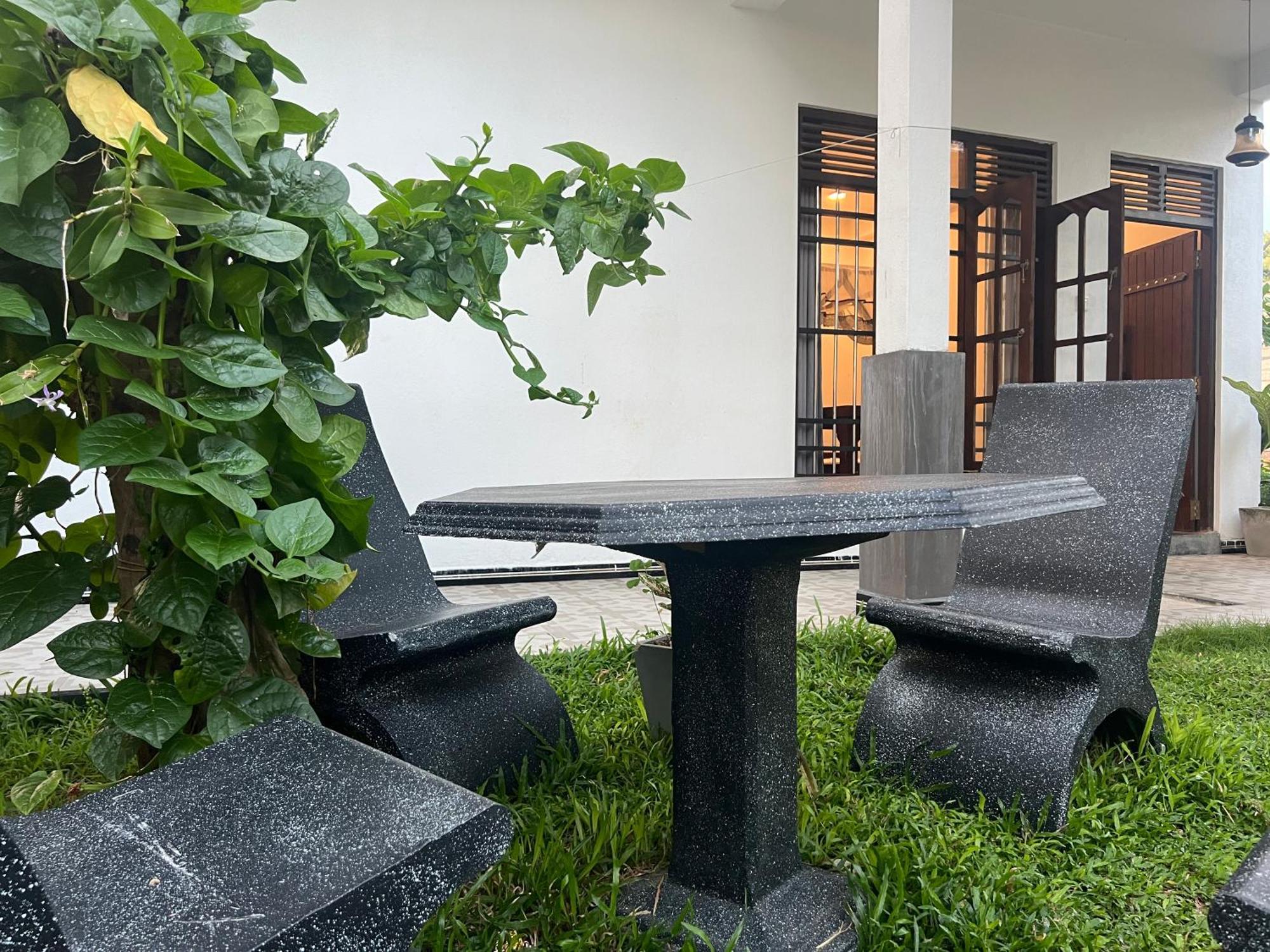 Navee Guest Hotel Tangalle Exterior photo